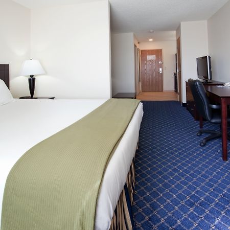 Holiday Inn Express Hotel & Suites Torrington By Ihg Стая снимка