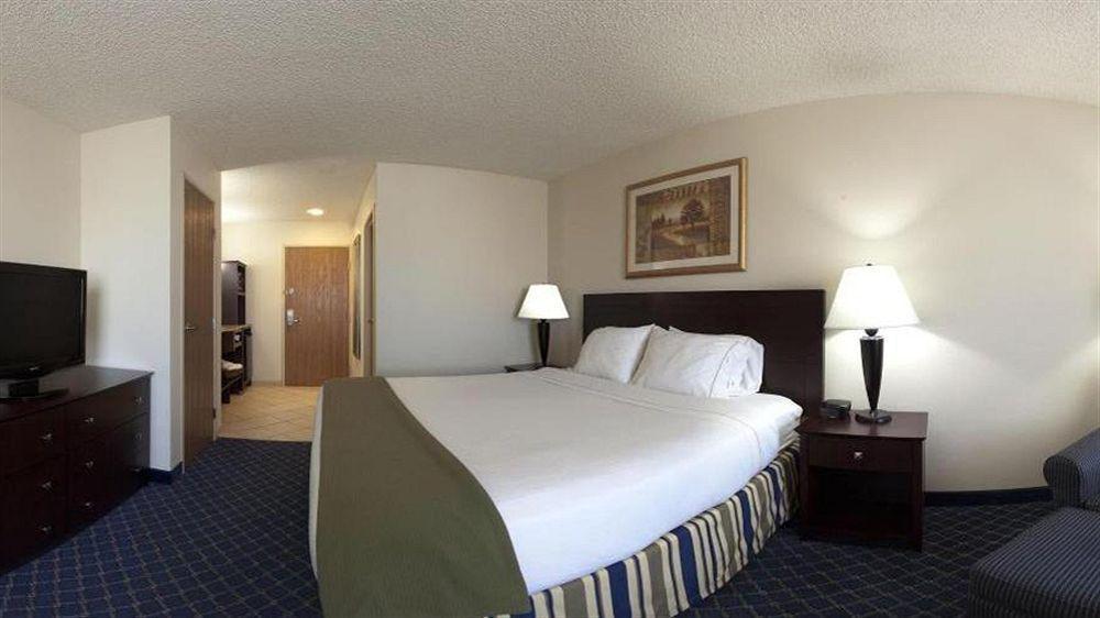 Holiday Inn Express Hotel & Suites Torrington By Ihg Екстериор снимка